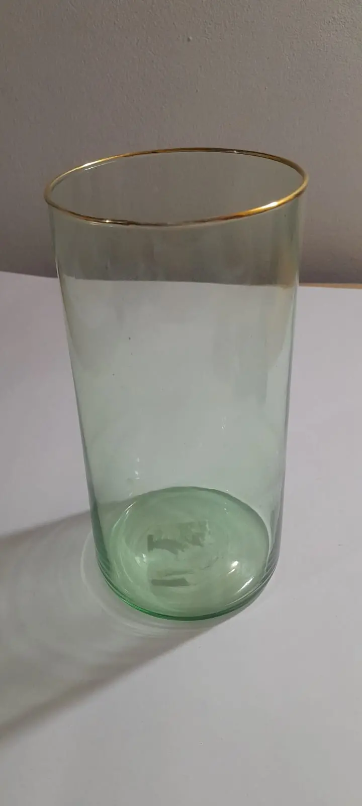 Vaso redondo de borda dourada